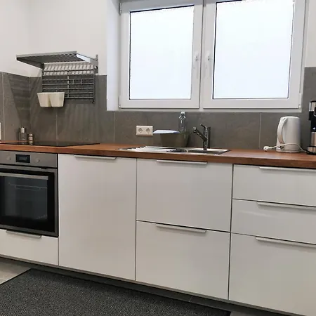 Gemuetliches Souterrain In 아파트