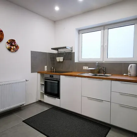 Gemuetliches Souterrain In アパート *